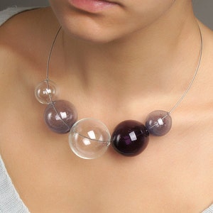 Collar moderno de vidrio soplado morado • Joyería con cuentas de burbujas gruesas de color violeta • Declaración de moda única hecha a mano