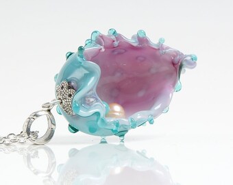 Roze blauwe zeeschelpketting • Grillige zeemeerminhanger van geblazen glas • Unieke handgemaakte zomerstrandsieraden