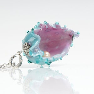 Collar rosa y azul con conchas marinas • Colgante caprichoso de sirena de vidrio soplado • Joyería playera veraniega única hecha a mano