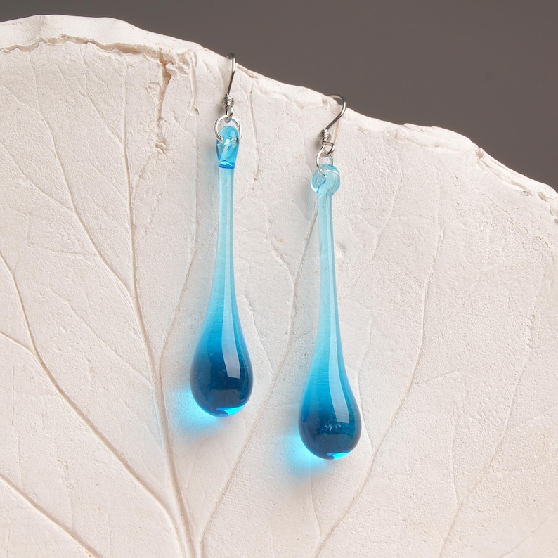Elegante lange Tropfen Ohrringe • Mundgeblasenes Glas minimalistischen modernen Schmuck • Skulpturale zeitgenössischen baumeln Wassertropfen Light Blue