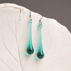 Elegante lange Tropfen Ohrringe • Mundgeblasenes Glas minimalistischen modernen Schmuck • Skulpturale zeitgenössischen baumeln Wassertropfen Teal