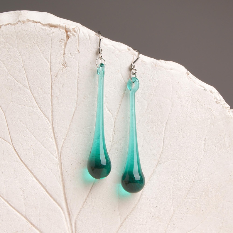 Elegante lange Tropfen Ohrringe • Mundgeblasenes Glas minimalistischen modernen Schmuck • Skulpturale zeitgenössischen baumeln Wassertropfen Teal