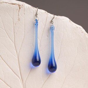 Elegante lange Tropfen Ohrringe • Mundgeblasenes Glas minimalistischen modernen Schmuck • Skulpturale zeitgenössischen baumeln Wassertropfen Dark Blue