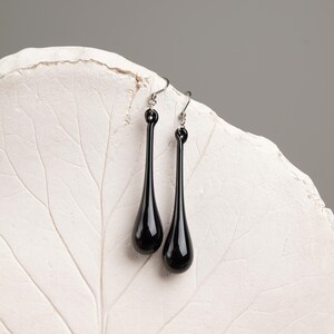 Elegante lange Tropfen Ohrringe • Mundgeblasenes Glas minimalistischen modernen Schmuck • Skulpturale zeitgenössischen baumeln Wassertropfen Black