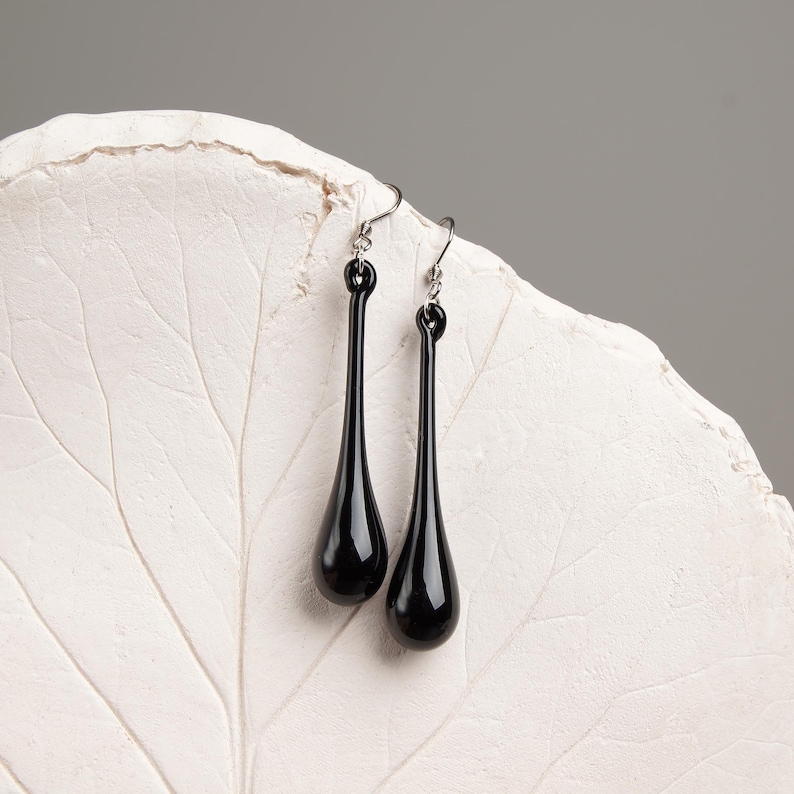 Elegante lange Tropfen Ohrringe • Mundgeblasenes Glas minimalistischen modernen Schmuck • Skulpturale zeitgenössischen baumeln Wassertropfen Black