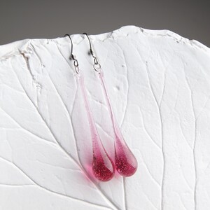 Elegante lange Tropfen Ohrringe • Mundgeblasenes Glas minimalistischen modernen Schmuck • Skulpturale zeitgenössischen baumeln Wassertropfen Pink