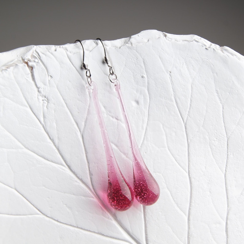 Elegante lange Tropfen Ohrringe • Mundgeblasenes Glas minimalistischen modernen Schmuck • Skulpturale zeitgenössischen baumeln Wassertropfen Pink