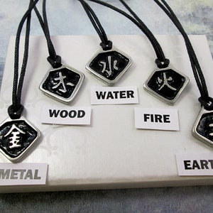 Kanji-symbol för elementhalsband, metallelement, träelement, vattenelement, eldelement, jordelement, harmonibalanshalsband