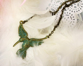 collier colibri d'inspiration vintage, breloque oiseau patinée vert de gris