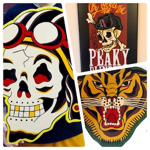 Peut inclure: Trois panneaux en bois peints à la main représentant un crâne avec des lunettes, un crâne avec une casquette fumant une cigarette et un visage de tigre. Les panneaux sont tous dans un style de tatouage traditionnel et ont un aspect vintage.