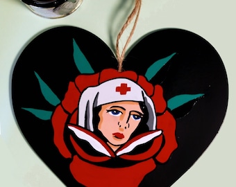 Tradicional tatuaje rosa de la tierra de ningún hombre de madera corazón pared colgando