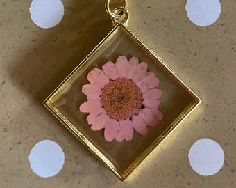 Pressed Pink Daisy Flower Keychain - Gold Square