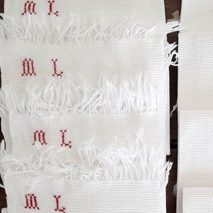 Antieke Franse gefranjerde handdoek rood monogram, antieke gastendoek, garderobe handdoek rode kruissteek monogrammen, grote handdoek met franjes afbeelding 1