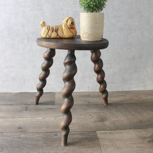 Vintage gerst draaikruk Franse houten driepootkruk, bijzettafel spiraalpoot, kleine rustieke plantenstandaard, decor Wabi Sabi-hout