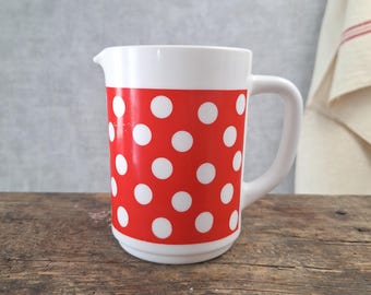 Französischer ARCOPAL Red Polka Dot Milchglas Krug, Vintage Kaffeekanne, weiße und rote Punkte, französisches Mid-Century Geschirr