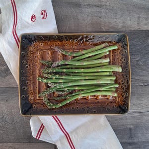 Piatto da portata Sarreguemines con decorazioni a forma di asparagi, in maiolica francese, ideale per arredare una cucina rustica in stile fattoria, anni '70.