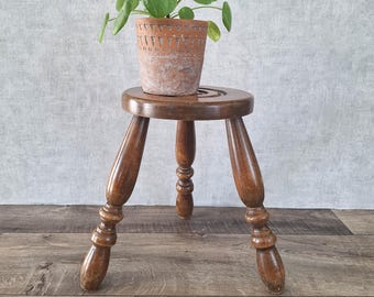 Rustieke driepootkruk, houten boerderij, landelijke bijzettafel, rustieke houten kruk gedraaide poten, kunst Bretonse kruk