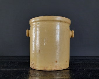 Pot émaillé jaune du XIXe siècle avec poignées, grand pot de confit antique Français, bocal de conservation, mijoteuse en grès, porte-ustensiles, pot de confit