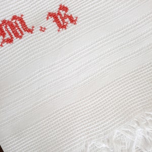 Antieke Franse gefranjerde handdoek rood monogram, antieke gastendoek, garderobe handdoek rode kruissteek monogrammen, grote handdoek met franjes afbeelding 8