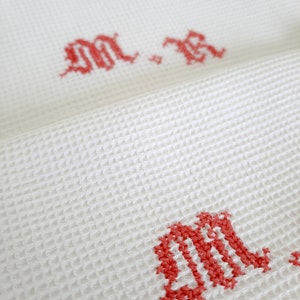 Antieke Franse gefranjerde handdoek rood monogram, antieke gastendoek, garderobe handdoek rode kruissteek monogrammen, grote handdoek met franjes afbeelding 5