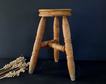 Grand tabouret trépied en bois 19,3 po. Support pour plante rustique artisanal vintage Français, décoration de ferme intemporelle