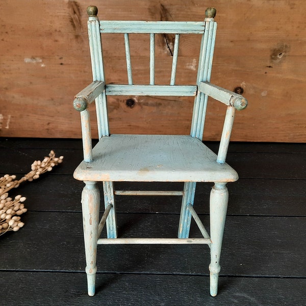 Chaise de poupée ancienne, peinture turquoise miniature, chaise de maison de poupée avec bras miniature vintage,