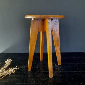 Sgabello Quadripod con seduta a X e circolare in legno massello, anni '60, gambe a compasso