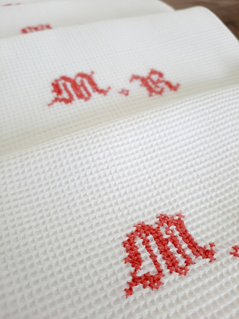 Antieke Franse gefranjerde handdoek rood monogram, antieke gastendoek, garderobe handdoek rode kruissteek monogrammen, grote handdoek met franjes afbeelding 5