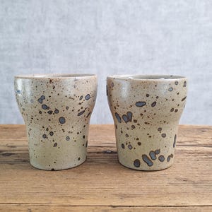 Set di 2 tazze vintage francesi in gres, bicchieri Gres de l Arnon, calici in ceramica screziata, decorazione rustica in ceramica Wabi Sabi