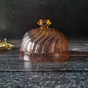 Art Deco Rosa Geformtes Glas Käseglocke Rosaline, Kristallkäseabdeckung, Französische Antike Glasrosa Belle Vintage