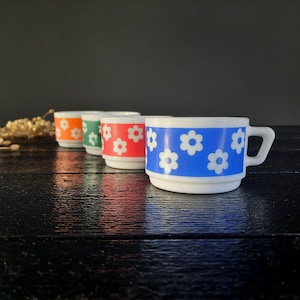 Set of 4 Coffee Cups with Flowers from ARCOPAL France