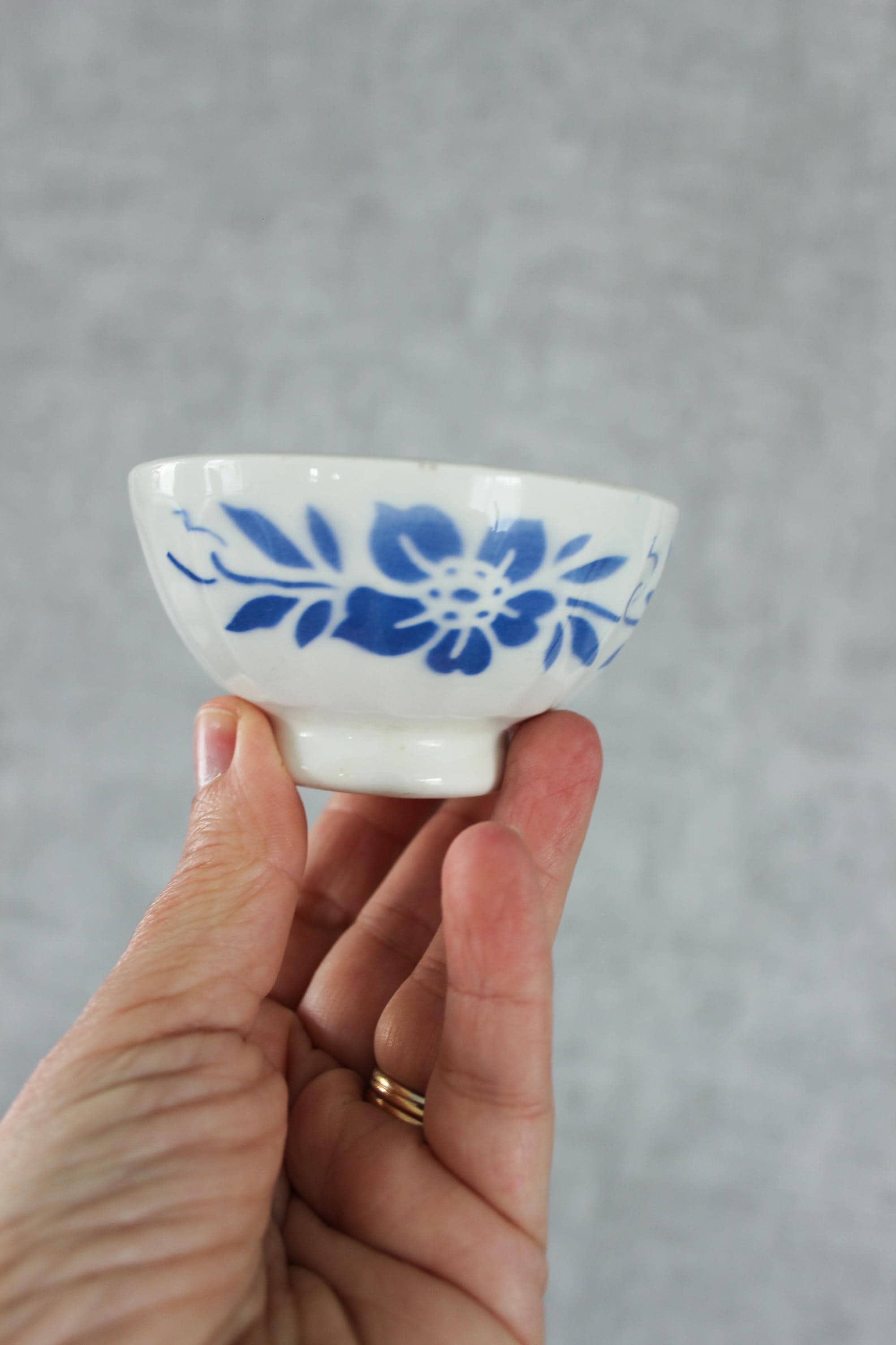 ヴィンテージのミニチュアフレンチカフェオレボウル、青と白の花柄