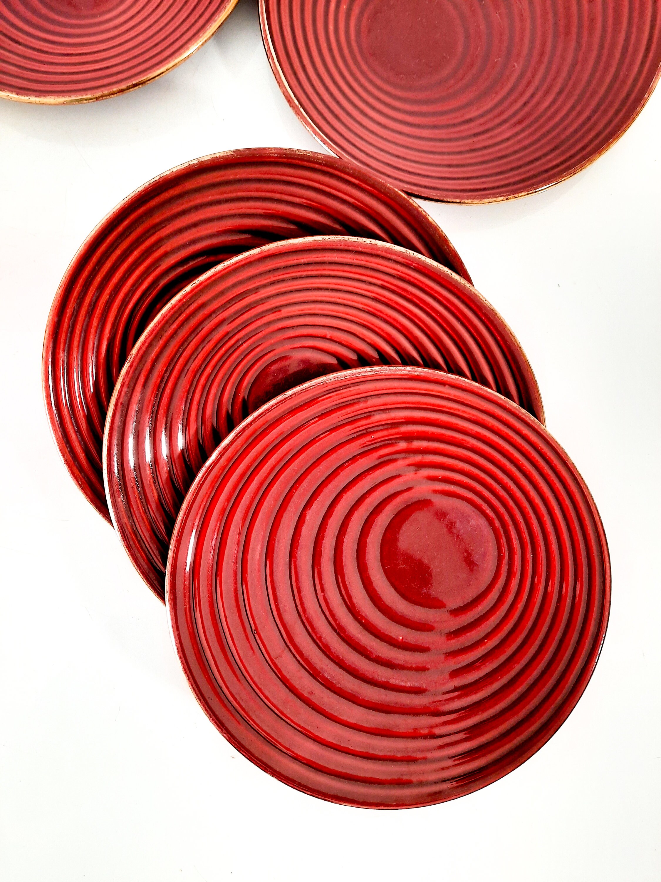 Assiettes en Majolique Rouge Années 1950, Français Assiettes Céramique Ensemble de 6 , Art Déco Dess