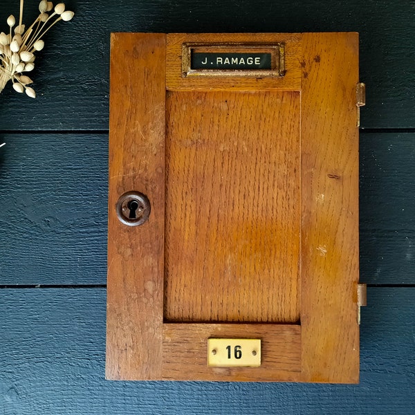 Französische Vintage Holztür 16 aus einem alten Gebäudebriefkasten