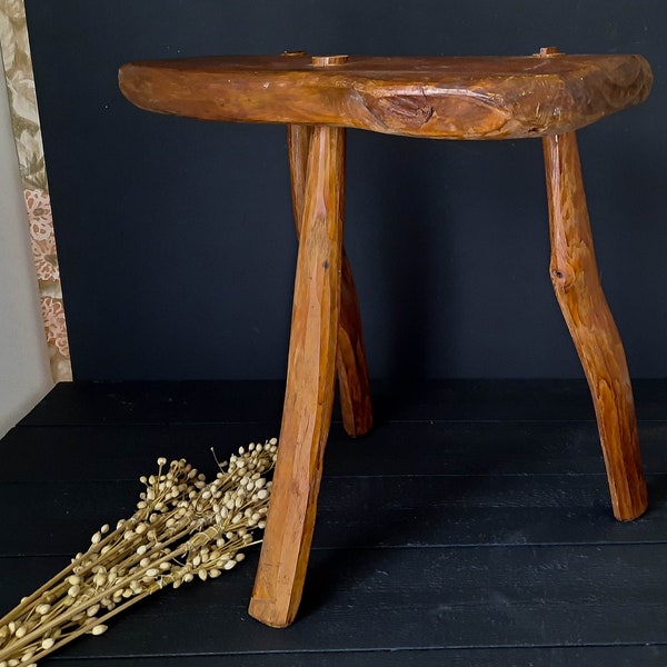 Tabouret brutaliste en bois français, tabouret en bois trépied, tabouret en souche d'arbre, table de tronc, table de billard, tabouret en bois primitif