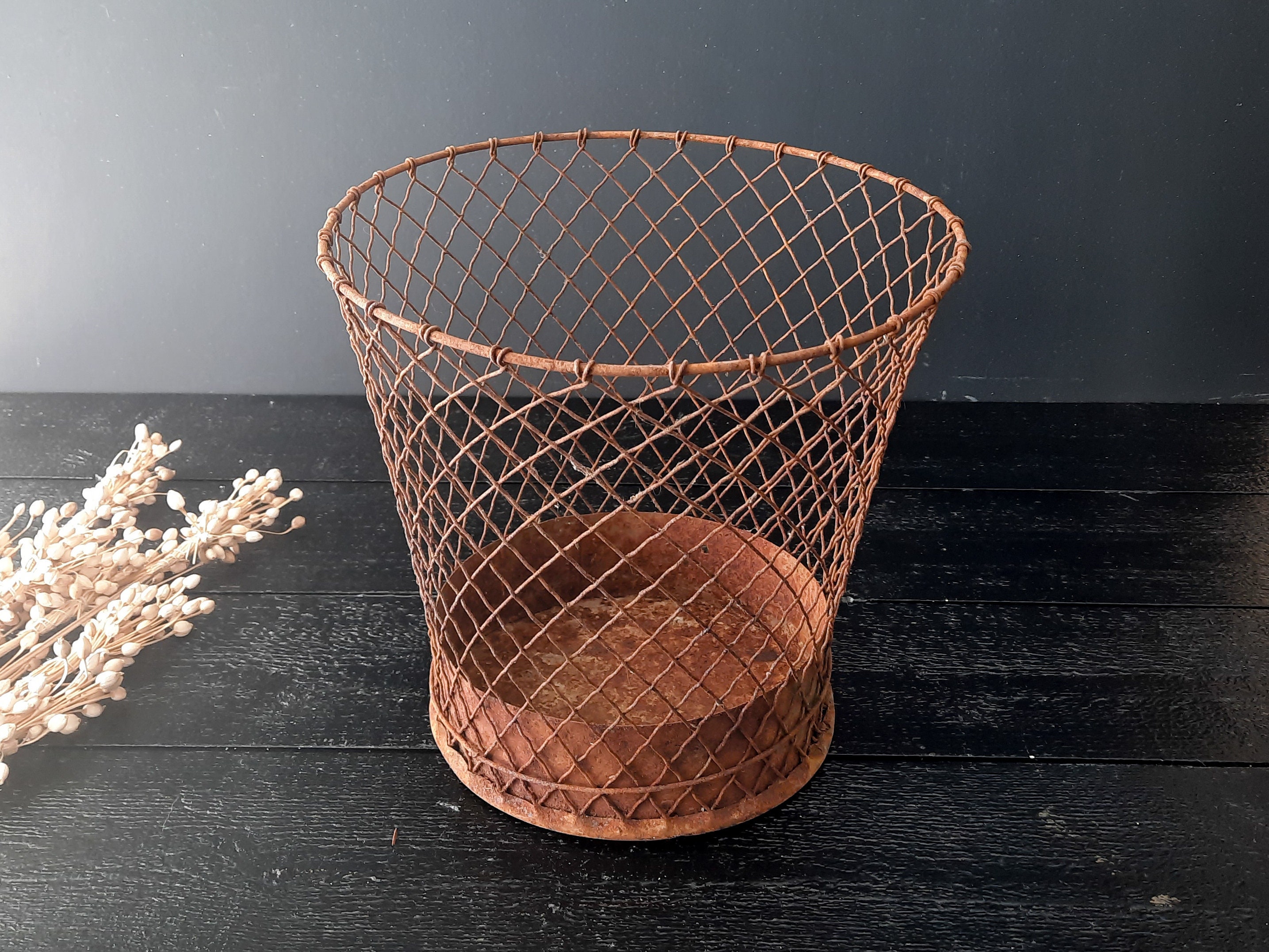 Worallymy Metal Wire Mesh Trash Can Large Capacity Paper Basket Round Shape  Dustbin Office Storage Garbage Bin Living Room Rose Red 