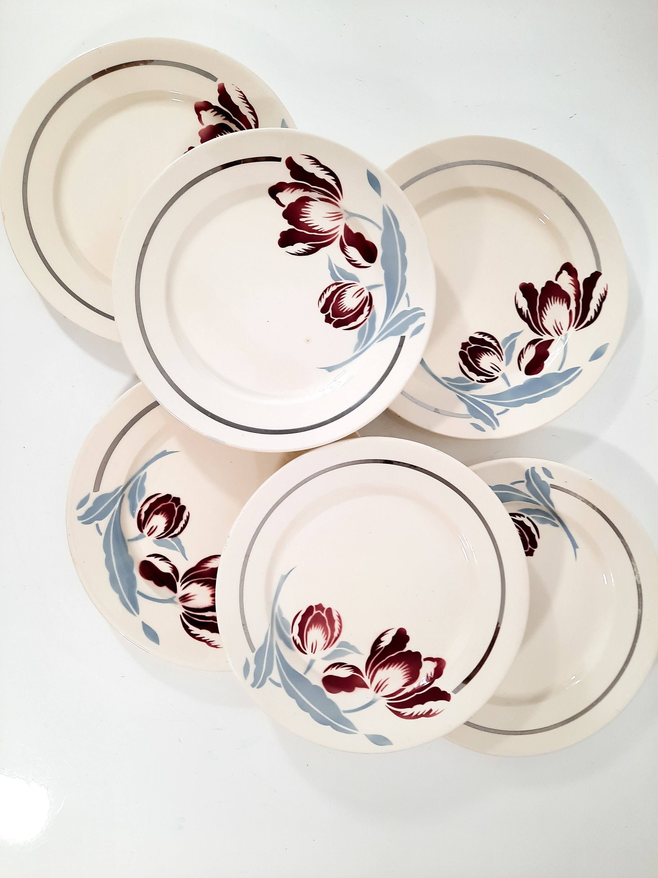 Ensemble de 6 Assiettes Art Déco avec Tulipes Rouges Badonviller France, en Porcelaine Blanche Cadea