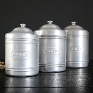 Vintage Aluminium Kanister Tournus Unis France 3er-Set, französische Metallbehälter, Aluminiumlagerung, industrielles Küchendekor, Topf mit Deckel