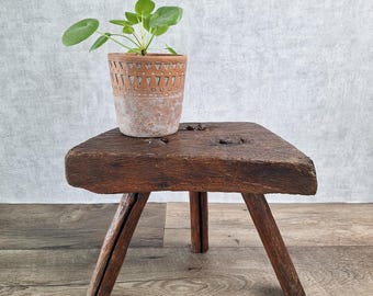 Brutalist Holzhocker, Vintage Französischer Dreibein Hocker, primitives rustikales Dekor, Wabi Sabi Holzsitz, kleine antike Bauernhausbank