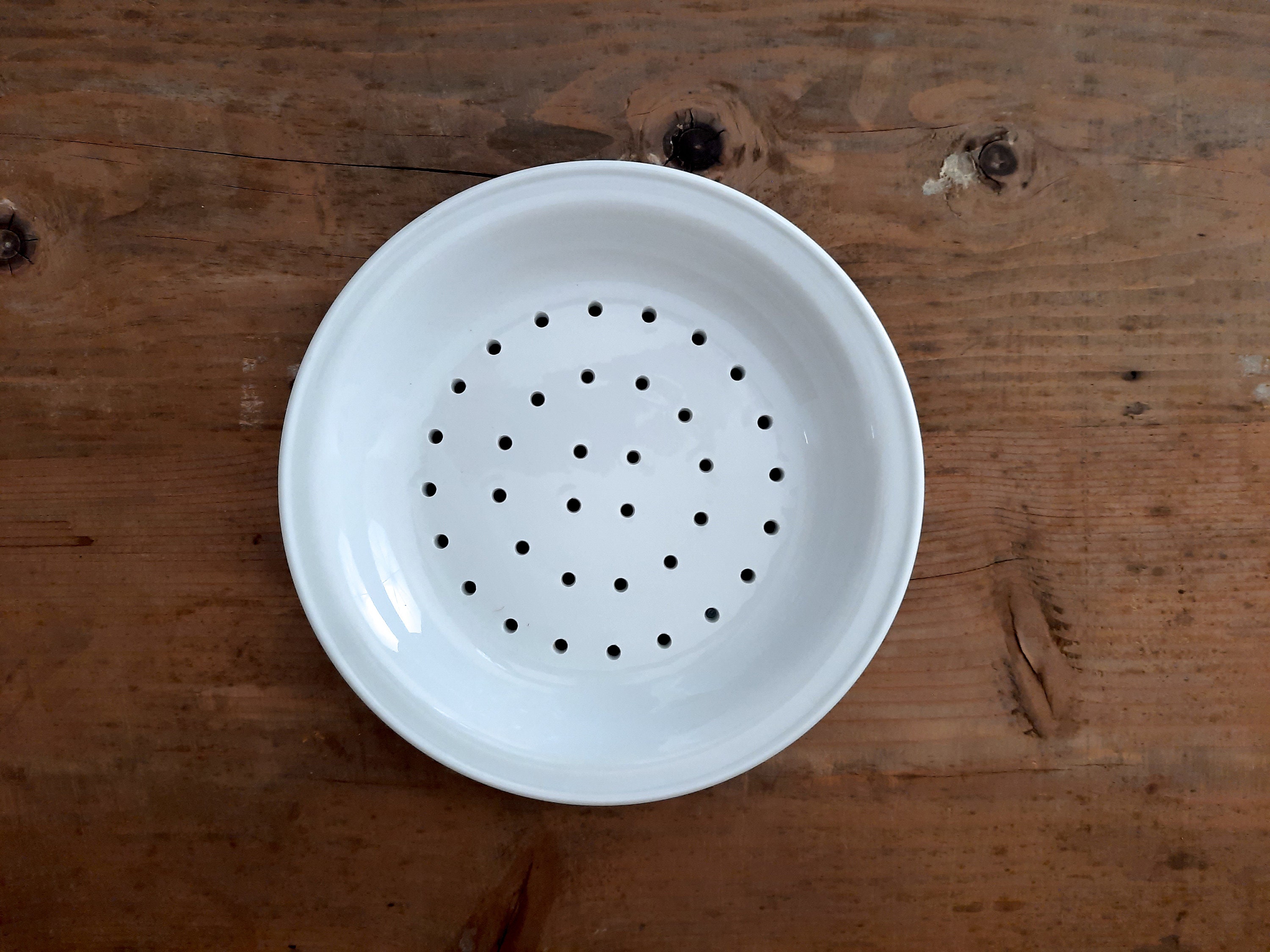 Apilco 8.5 Porcelain Berry Fruit Strainer Colander Plate Céramique Blanche, Décor de Cuisine Minimal