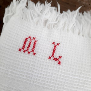 Antieke Franse gefranjerde handdoek rood monogram, antieke gastendoek, garderobe handdoek rode kruissteek monogrammen, grote handdoek met franjes afbeelding 3