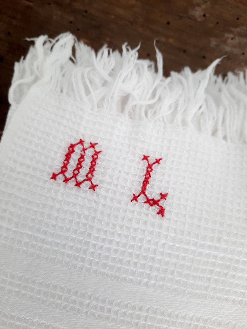Antieke Franse gefranjerde handdoek rood monogram, antieke gastendoek, garderobe handdoek rode kruissteek monogrammen, grote handdoek met franjes afbeelding 3