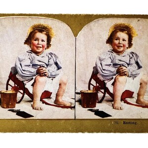 Ancienne carte stéréographique Stereoview RESTING 75 Boy Sitting on Red Toy Wagon