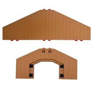 Puede incluir: Dos componentes de granero de plástico marrón. La pieza superior es una sección de techo con conectores rojos. La pieza inferior es un marco de puerta de granero con una abertura arqueada y conectores negros. Las piezas tienen vetas verticales similares a la madera.