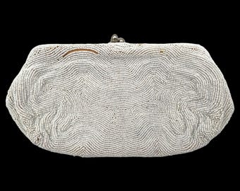 Borsa a mano con perline di vetro bianco Saks Fifth Avenue, realizzata in Belgio, anni '50