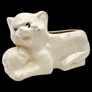 Maceta de cerámica vintage de Brush Pottery, años 50, con gatito y ovillo de lana, color marfil, modelo 348A