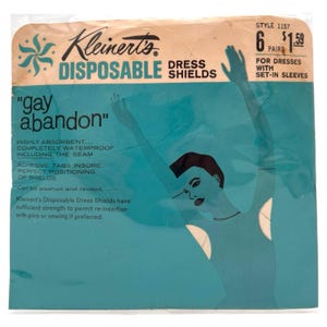 Puede incluir: Paquete vintage de protectores de vestido desechables Kleinert's. El paquete es de color verde azulado con un gráfico de una mujer con los brazos levantados. El texto incluye "gay abandon" y detalles del producto. Contiene 6 pares de protectores de vestido.