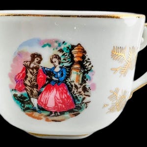 Tasse à thé Parvani en or doré 24 carats vintage des années 1960 faisant la cour à un couple rococo de pommes de pin