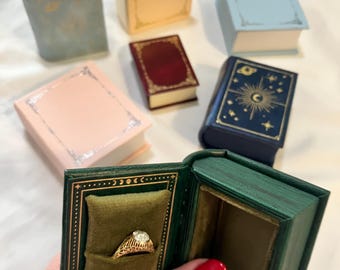Ringdoosjes in sprookjesstijl - gemaakt van imitatieleer en fluweel met goud- en zilverkleurige reliëfversiering. Unieke geschenkverpakking. Verkrijgbaar in de maten Small, Medium en Large.