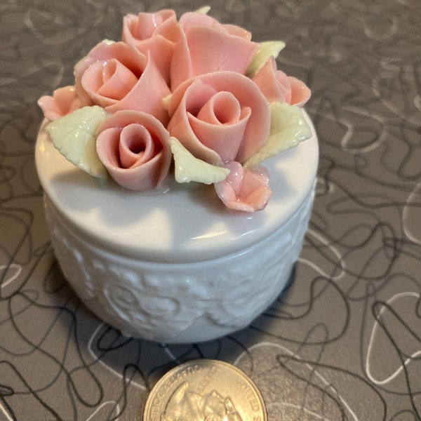 Petite boîte à bijoux vintage en porcelaine avec rose et coeurs de rangement boîte à bagues cadeau vanité